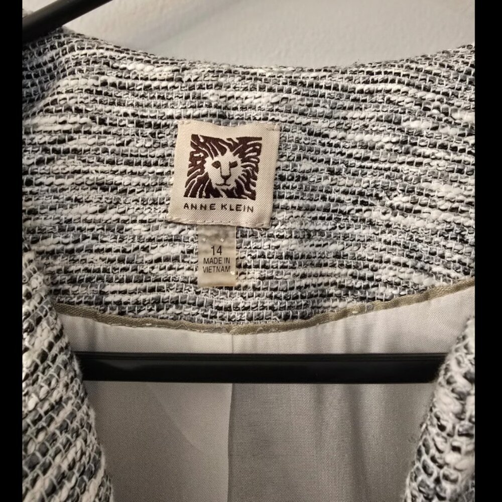 Anne Klein Collarless Tweed Blazer - Like New & Just Dry-Cleaned! - Size 14 - Picture 3 of 4
